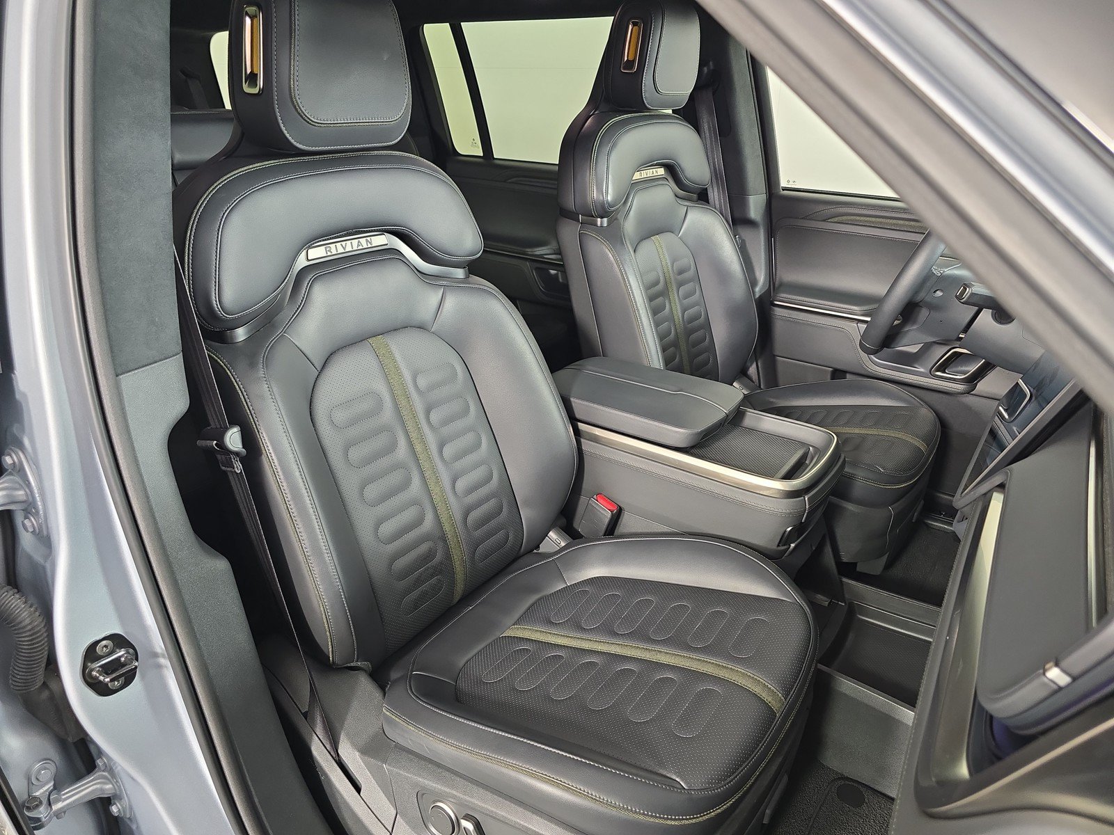 Used 2024 Rivian R1S Adventure AWD/4WD image 24
