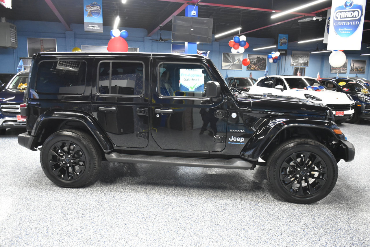 Used 2024 Jeep Wrangler Unlimited Sahara w/ Technology Group image 2