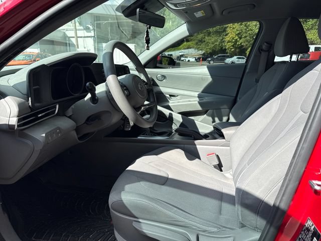Used 2022 Hyundai Elantra SE FWD image 14