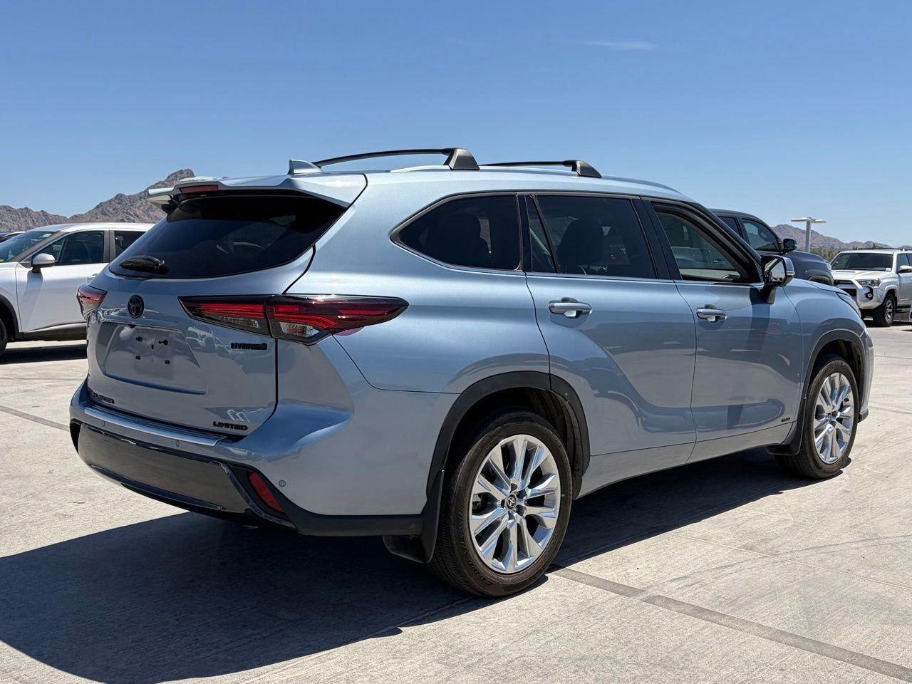 Used 2024 Toyota Highlander Limited AWD/4WD image 2