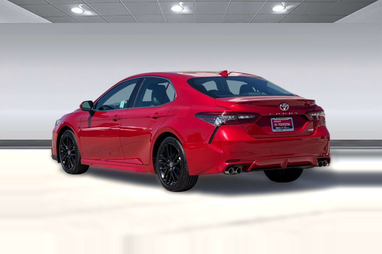 Used 2023 Toyota Camry XSE FWD image 3