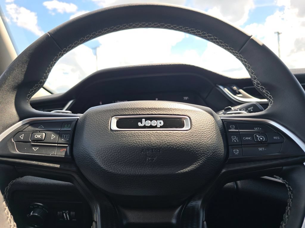 Used 2024 Jeep Grand Cherokee Laredo X AWD/4WD image 21