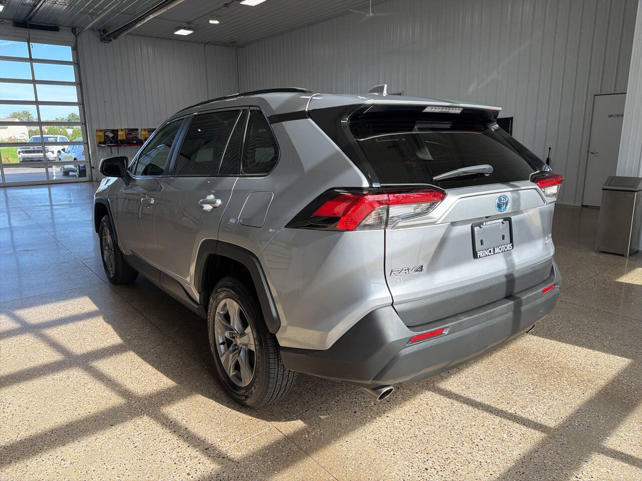 Used 2022 Toyota RAV4 XLE AWD/4WD image 3