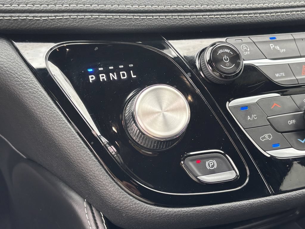 Used 2025 Chrysler Pacifica Limited FWD image 19