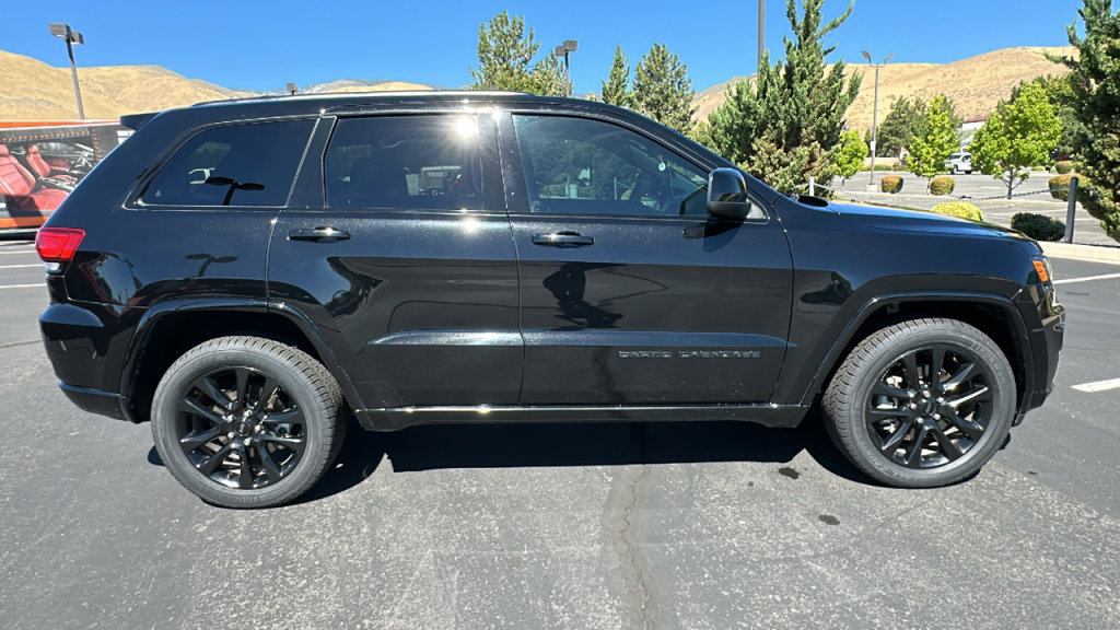 Used 2021 Jeep Grand Cherokee Laredo X image 2