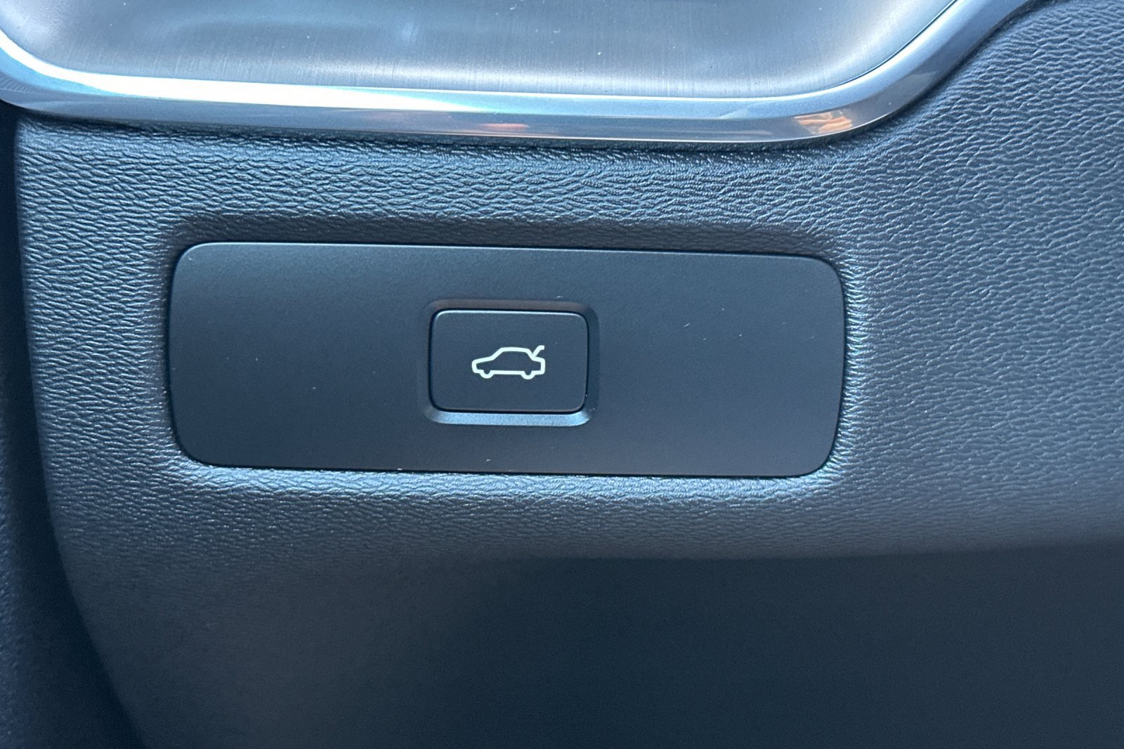 Certified 2025 Volvo XC60 B5 Core AWD/4WD image 33