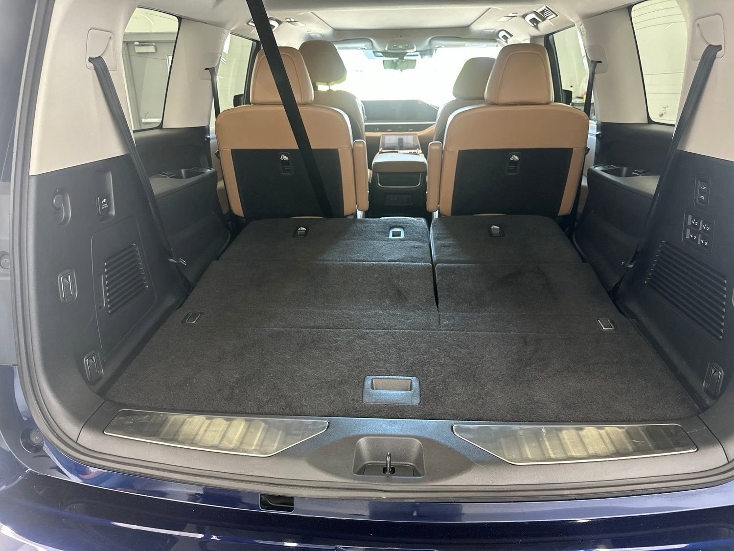 Used 2025 INFINITI QX80 Sensory AWD/4WD image 11