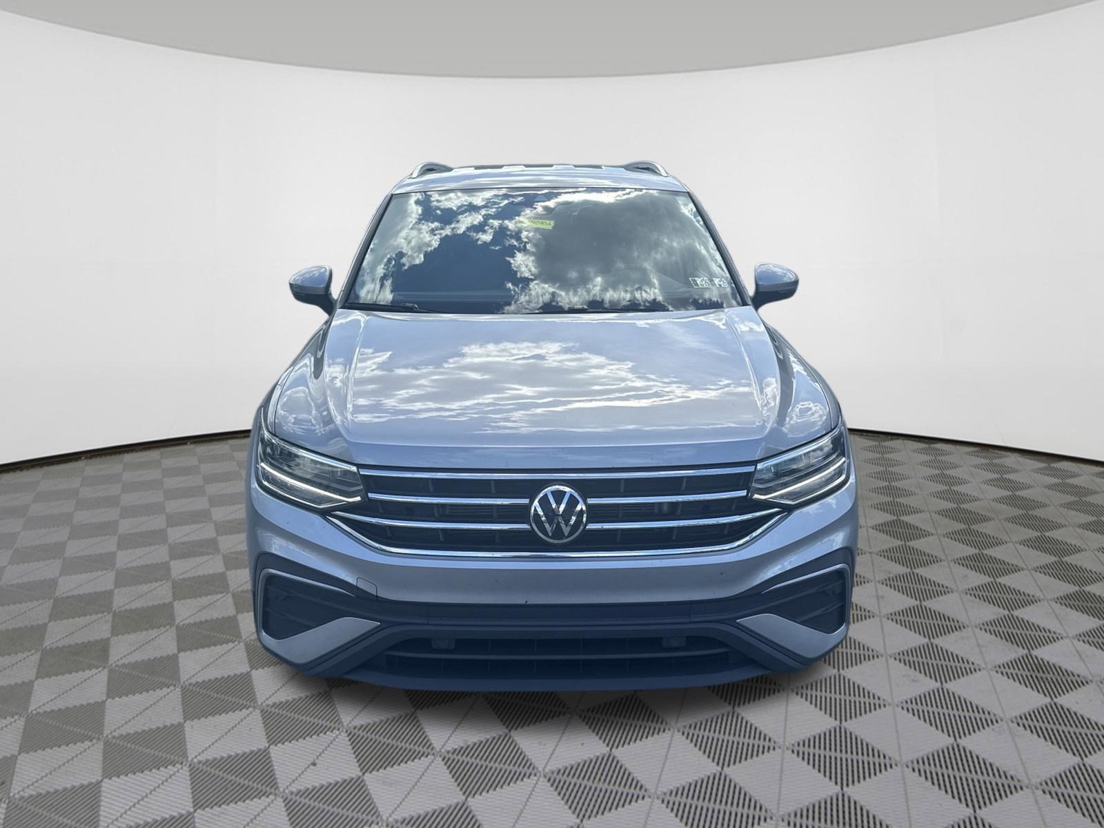 Used 2024 Volkswagen Tiguan SE FWD image 3