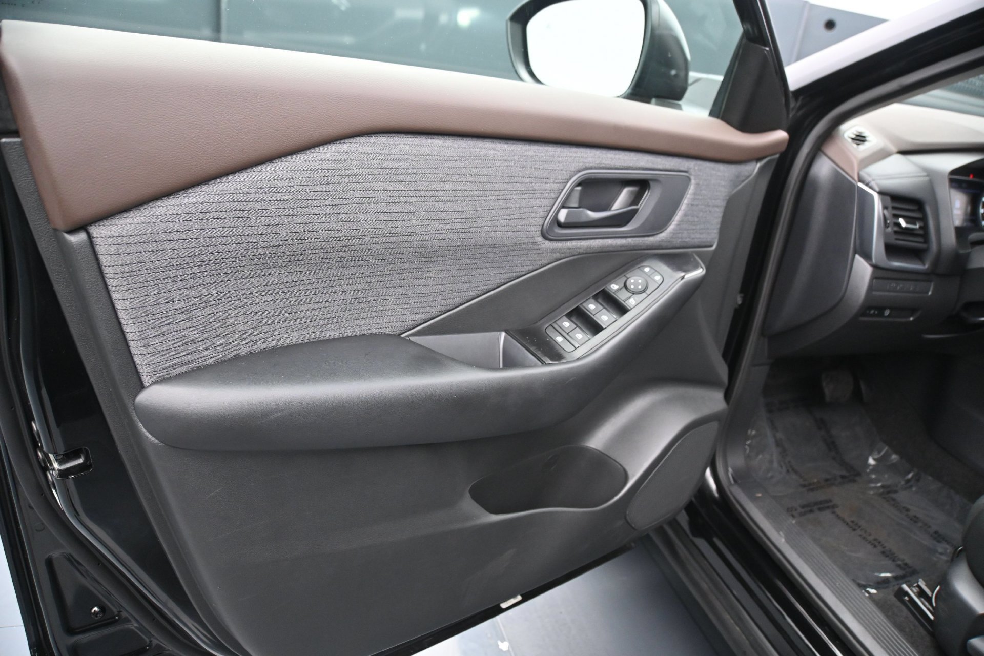 Used 2023 Nissan Rogue S AWD/4WD image 17
