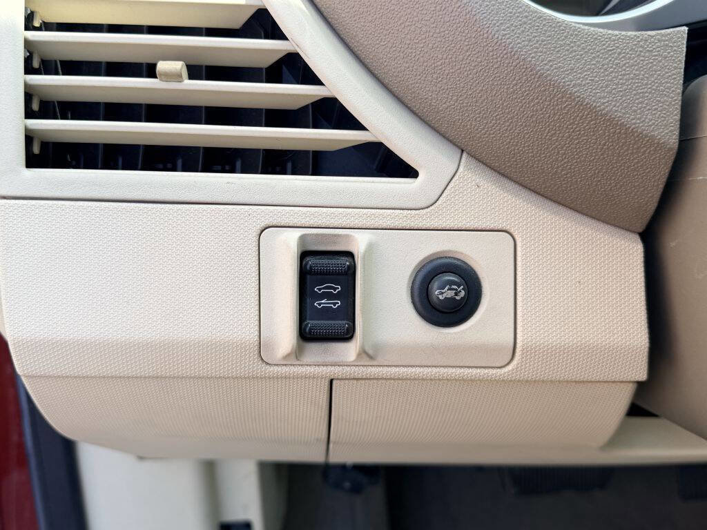 Used 2009 Chrysler Sebring Limited FWD image 8