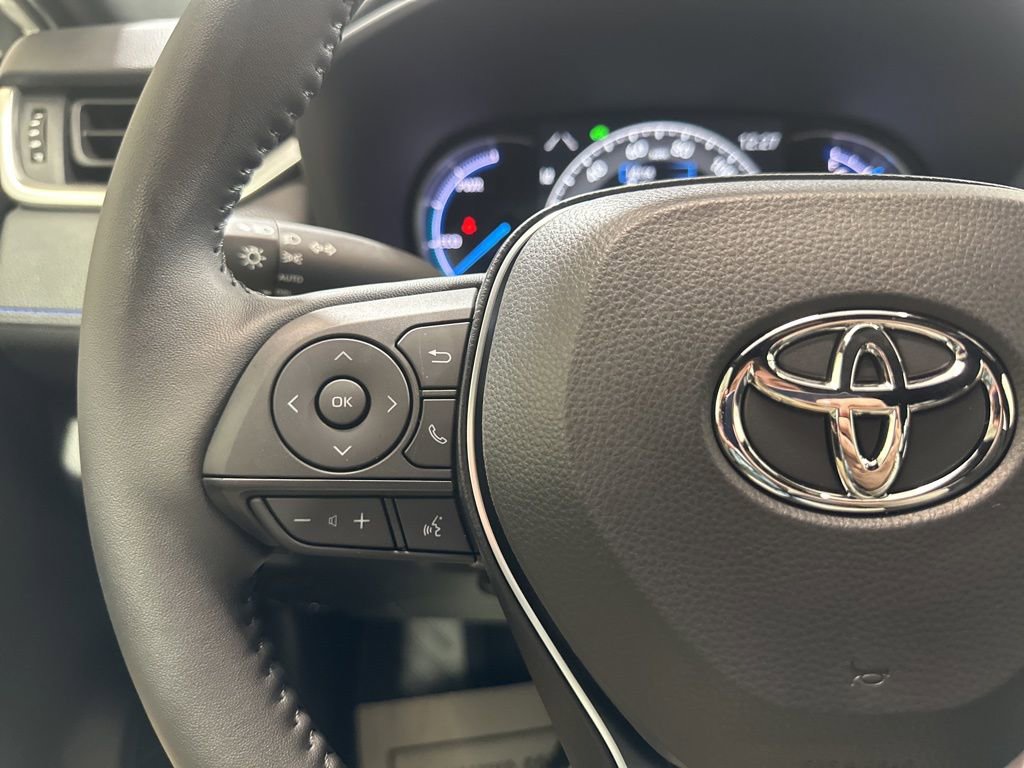 Used 2025 Toyota RAV4 SE image 25