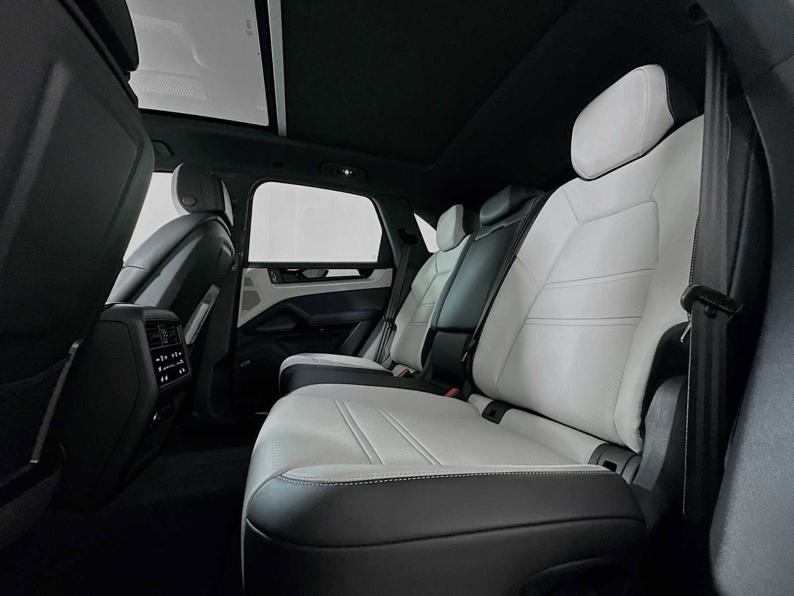 Certified 2025 Porsche Cayenne image 23