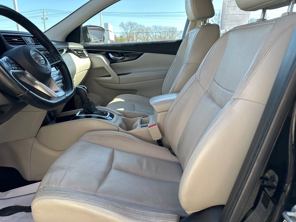 Used 2017 Nissan Rogue Sport SL image 2