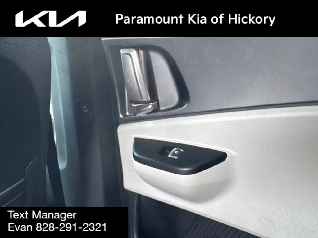 Used 2024 Kia Carnival LX FWD image 20