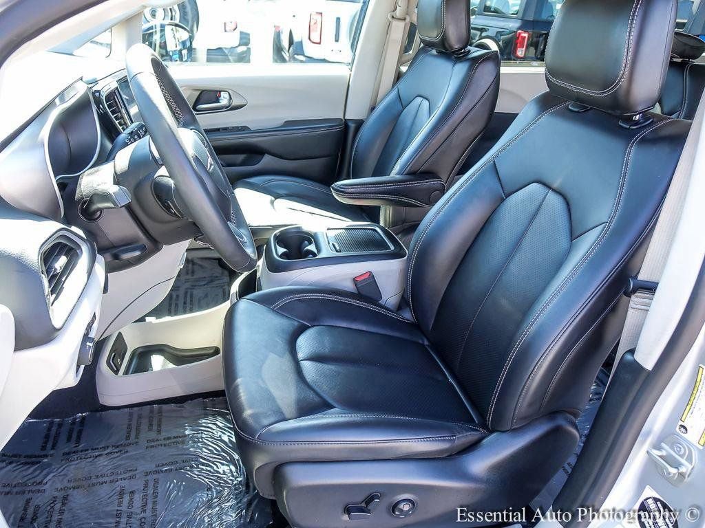 Used 2024 Chrysler Pacifica Touring-L image 9