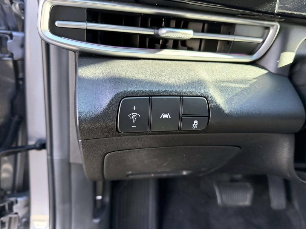 Certified 2023 Hyundai Elantra Limited FWD image 18