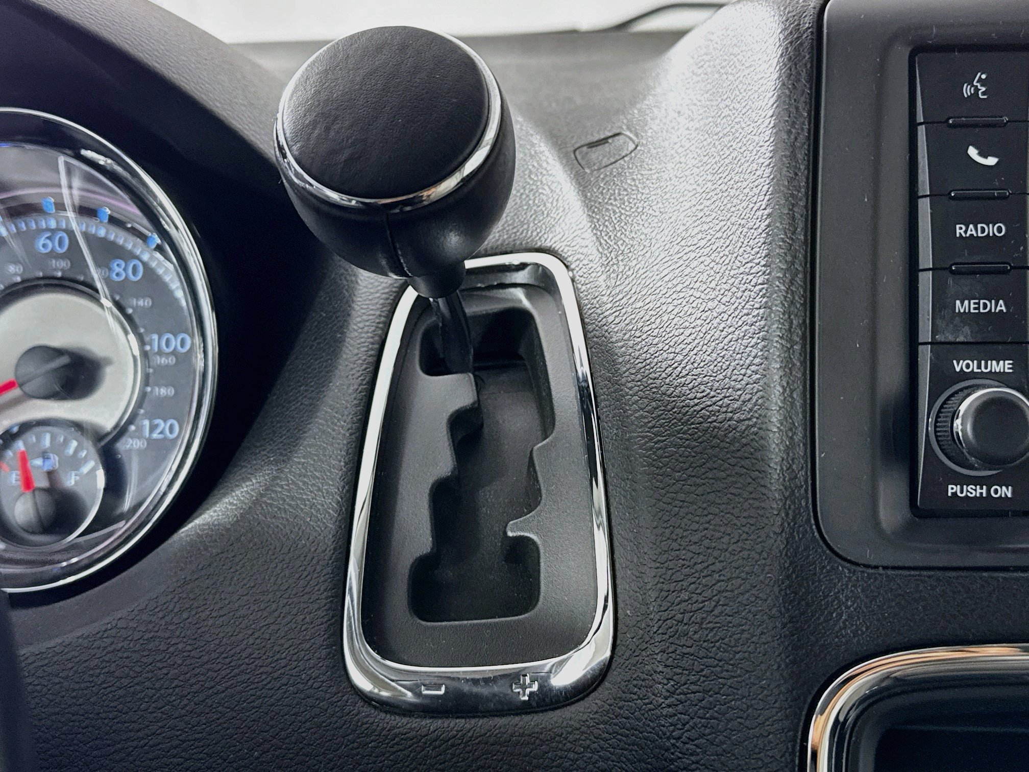 Used 2013 Chrysler Town & Country Touring FWD image 16