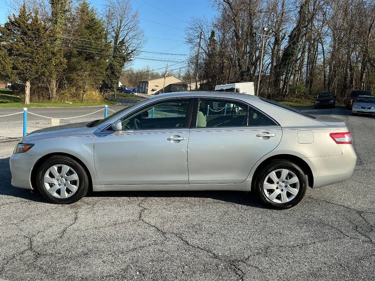 Used 2011 Toyota Camry LE FWD image 9