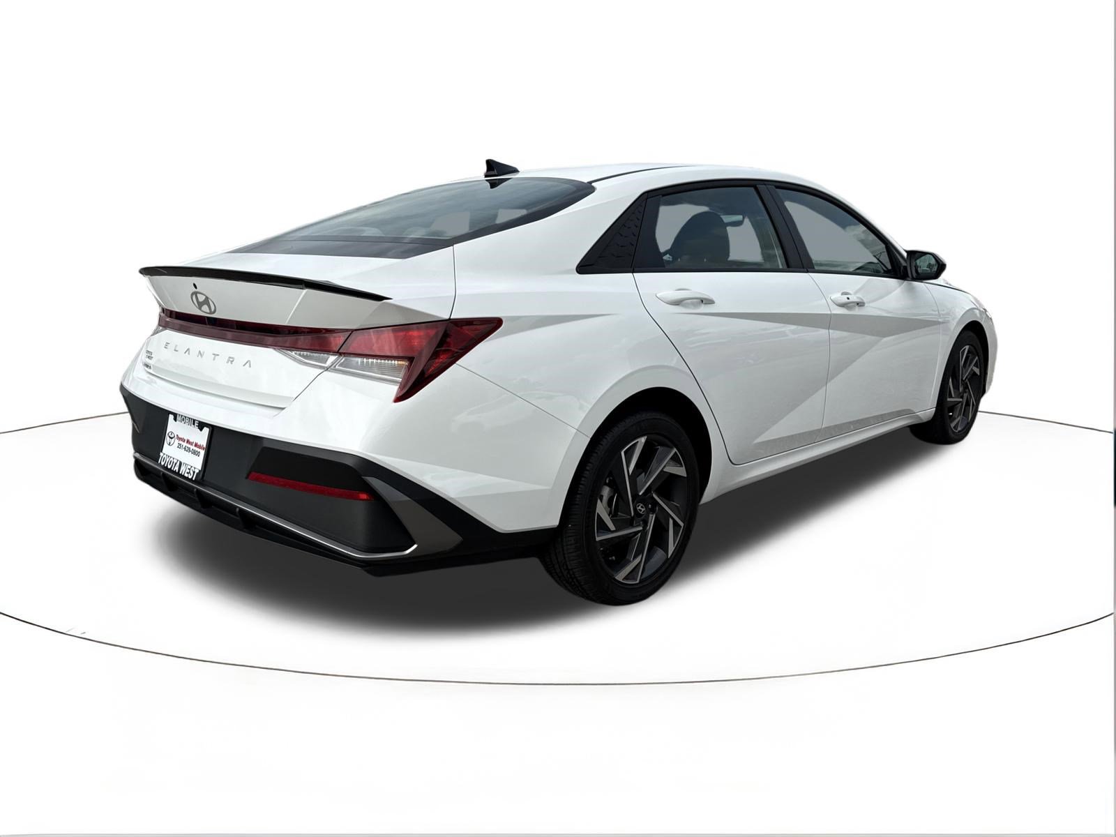 Used 2025 Hyundai Elantra Sport FWD image 3