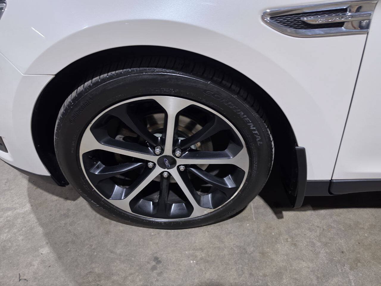 Used 2016 Ford Taurus SEL FWD image 22