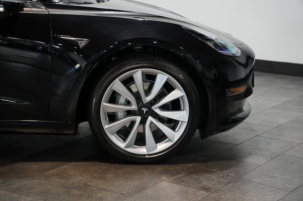 Used 2018 Tesla Model 3 Long Range RWD image 3
