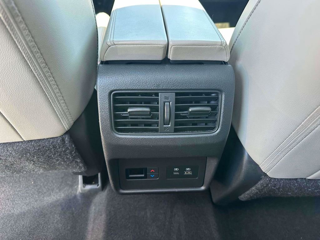 Used 2023 Nissan Rogue SL w/ SL Premium Package image 11