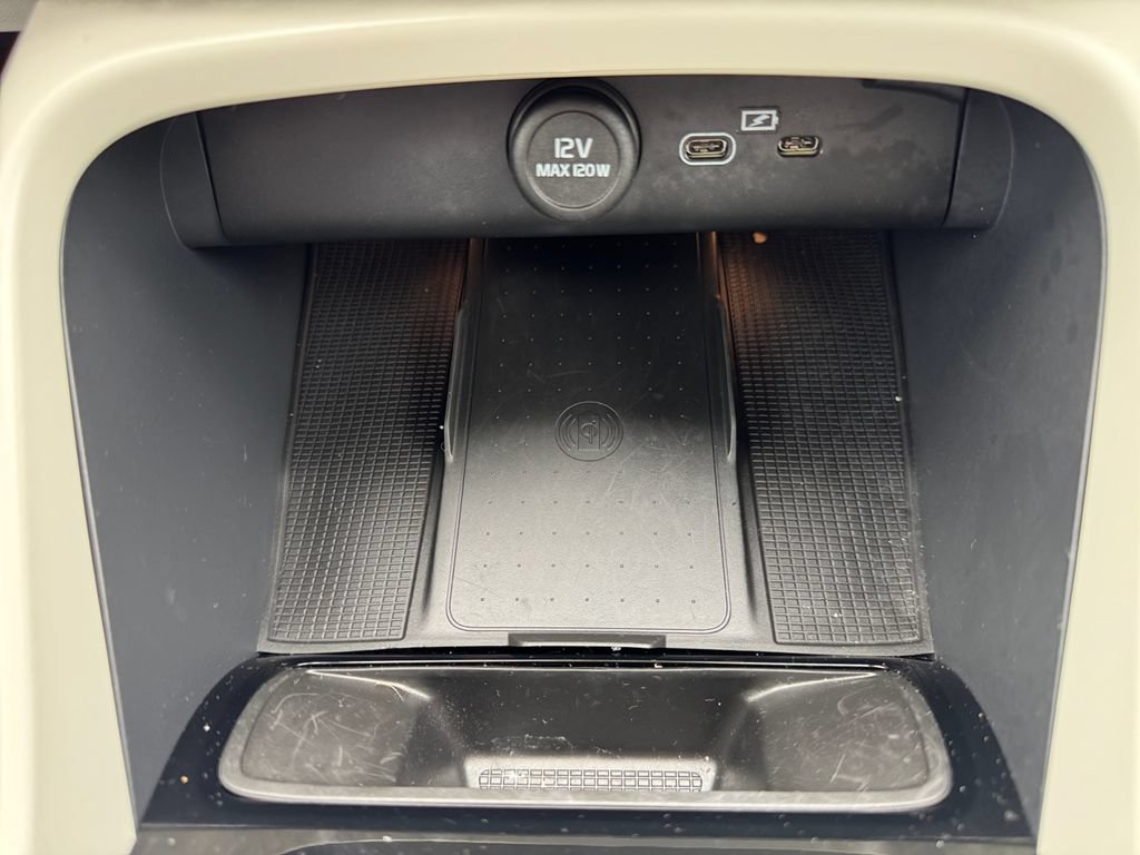 Used 2025 Volvo XC40 B5 Plus AWD/4WD image 21