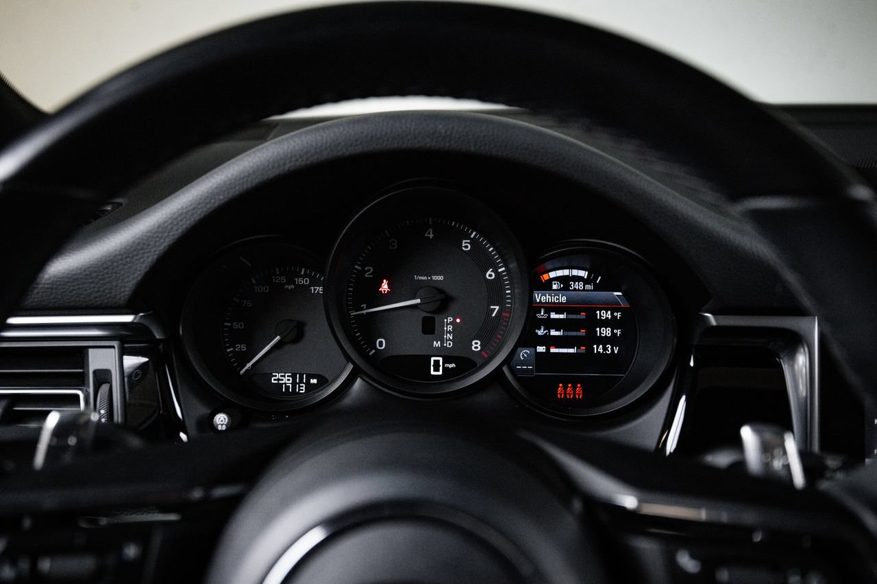 Certified 2023 Porsche Macan AWD/4WD image 15