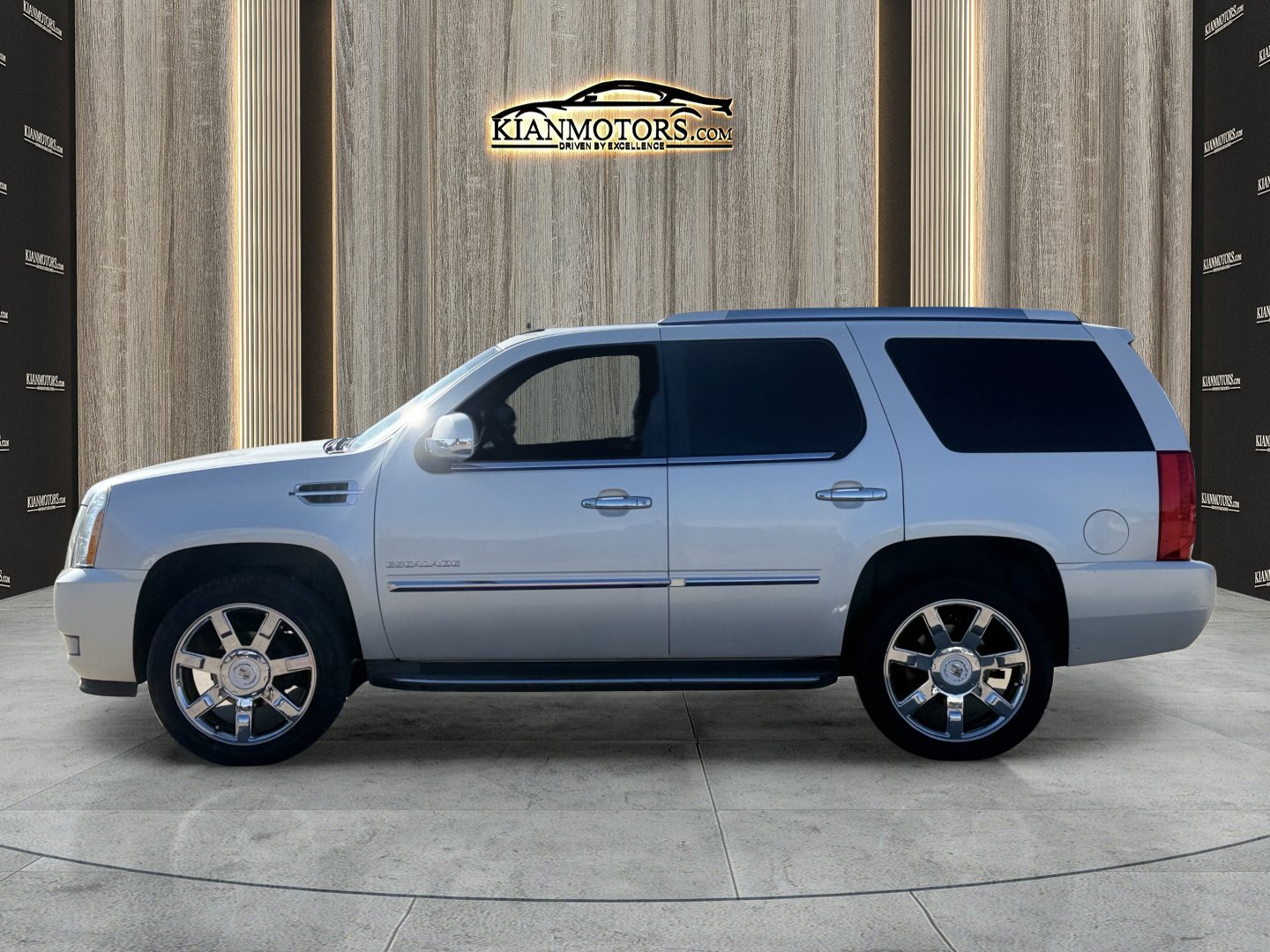 Used 2012 Cadillac Escalade Luxury RWD image 4