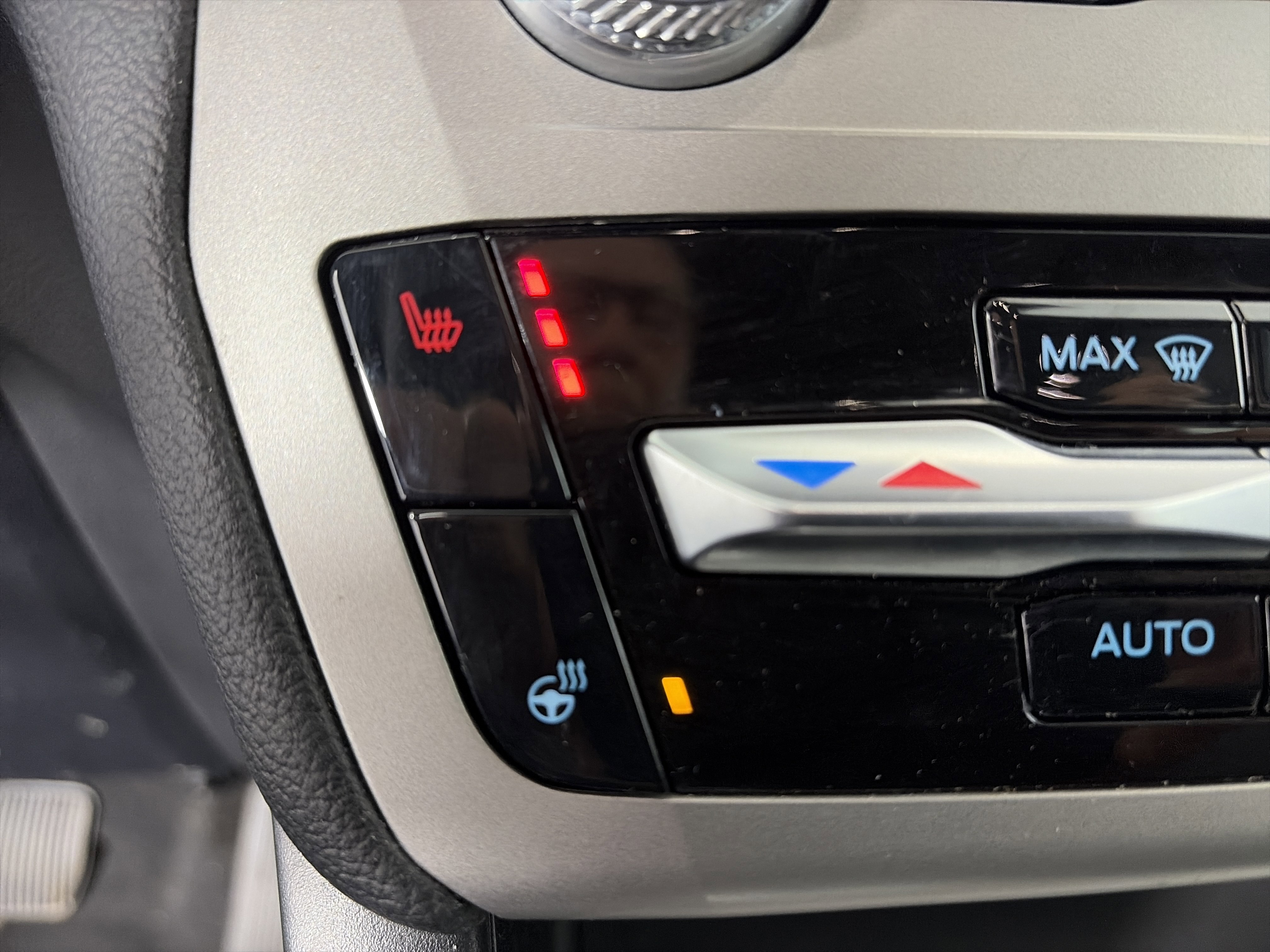 Used 2022 Ford Explorer XLT w/ Equipment Group 202A image 25