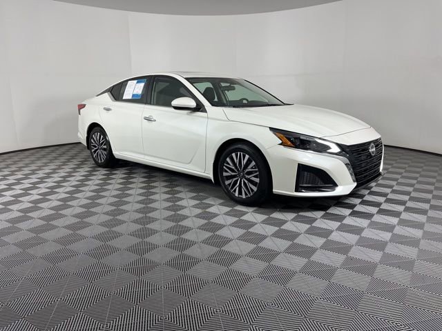 Used 2023 Nissan Altima 2.5 SV w/ SV Premium Package image 2