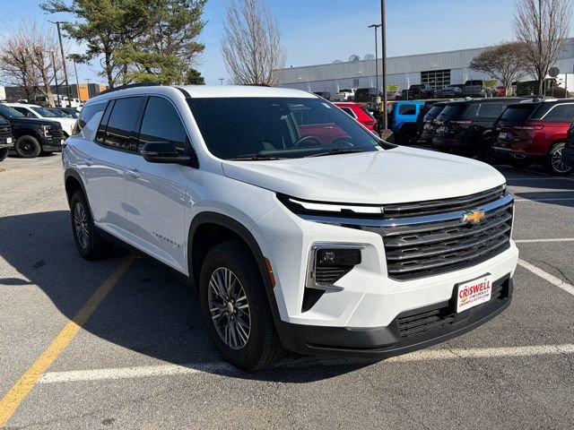 Used 2025 Chevrolet Traverse LT image 2