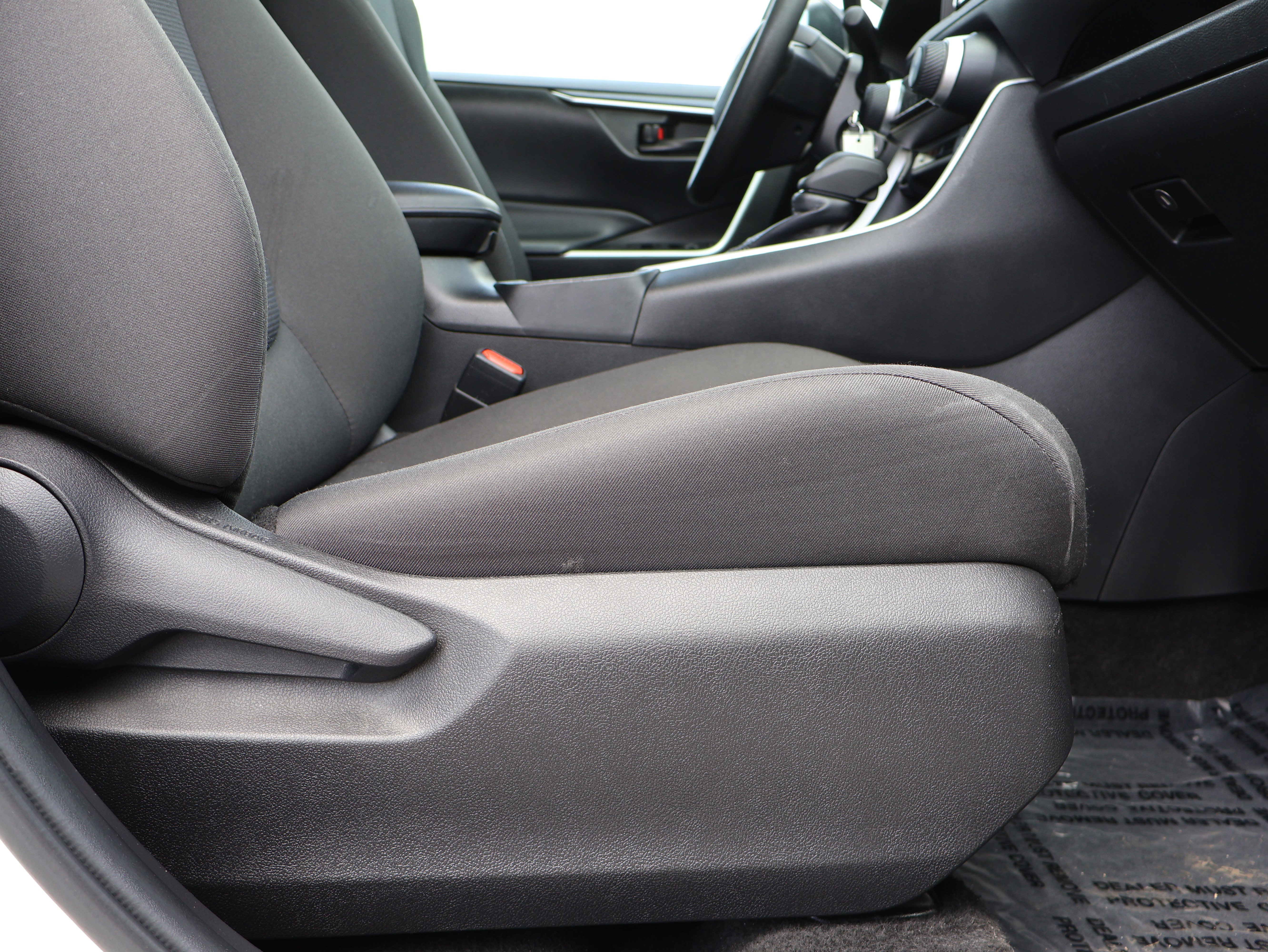 Used 2022 Toyota RAV4 LE w/ Carpet Mat Package (TMS) AWD/4WD image 9