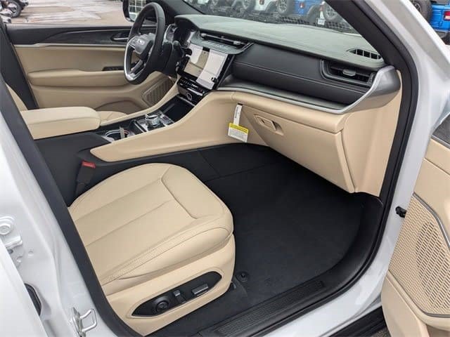 New 2026 Jeep Grand Cherokee Limited w/ Luxury Tech Group II AWD/4WD image 30