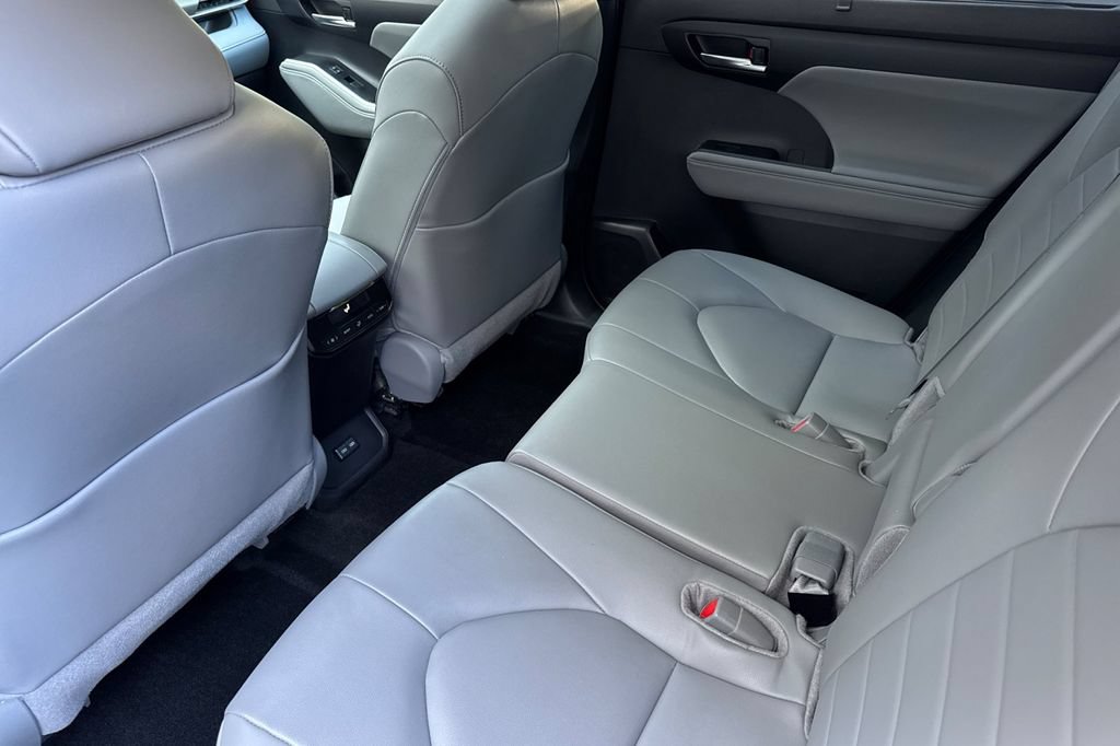 Certified 2025 Toyota Highlander XLE AWD/4WD image 11