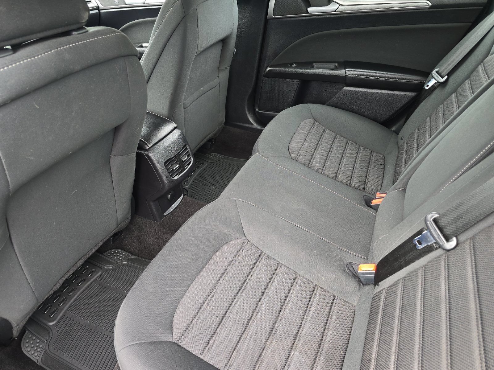 Used 2020 Ford Fusion SE FWD image 14