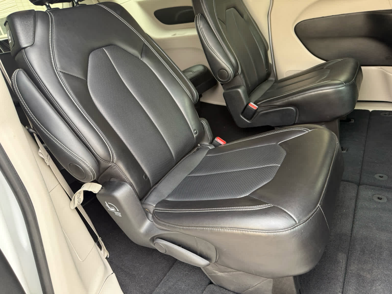 Used 2024 Chrysler Pacifica Touring-L FWD image 9
