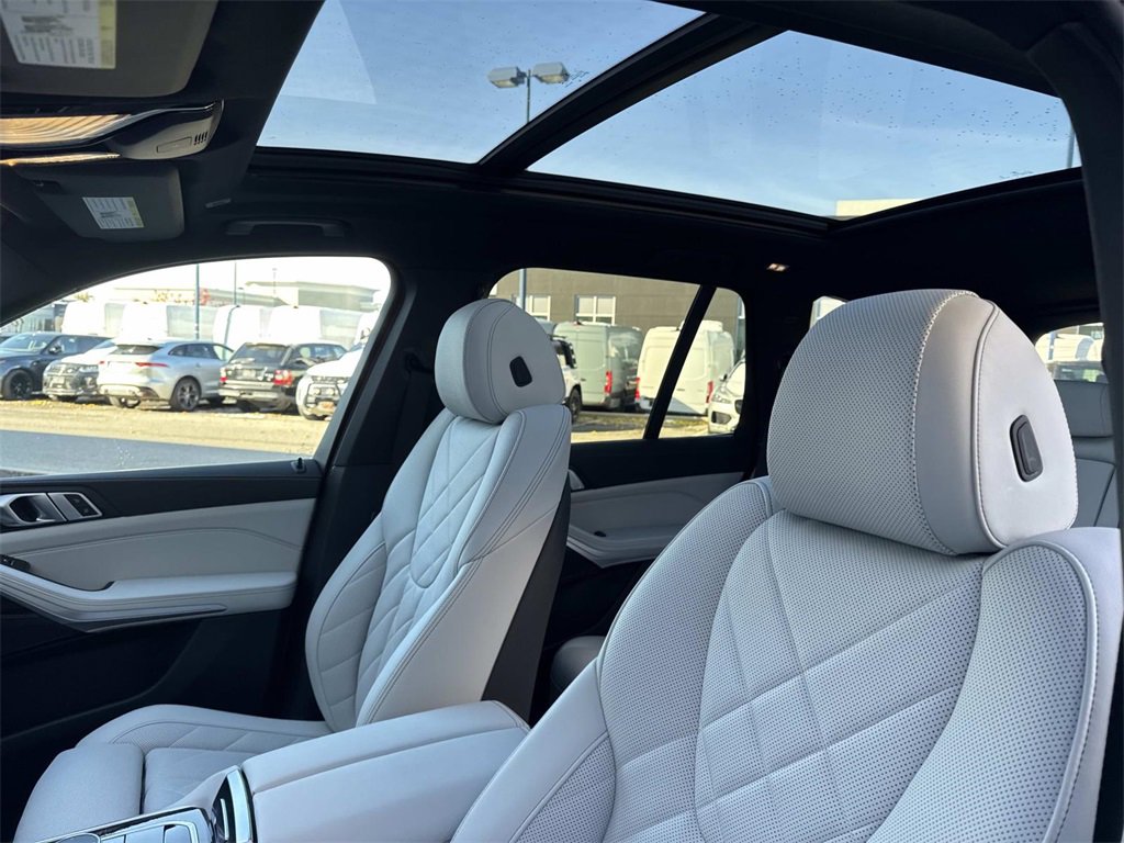 Used 2025 BMW X5 xDrive40i w/ Parking Assistance Package image 19