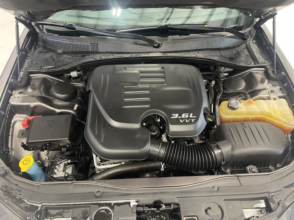 Used 2017 Chrysler 300 C image 19