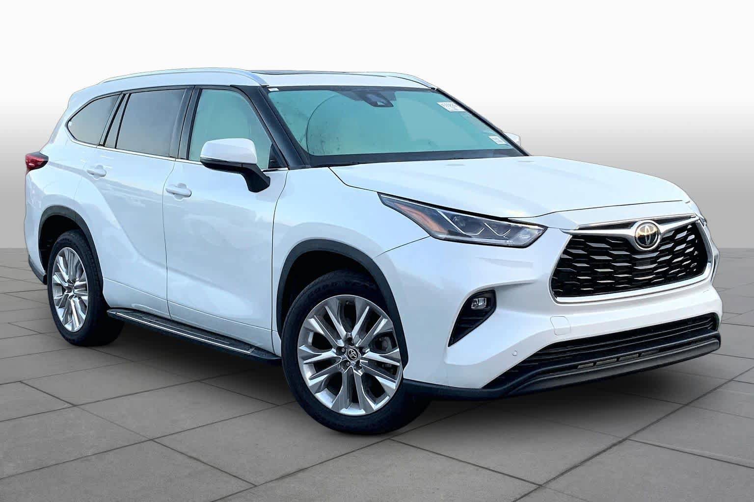 Used 2023 Toyota Highlander Limited FWD image 3