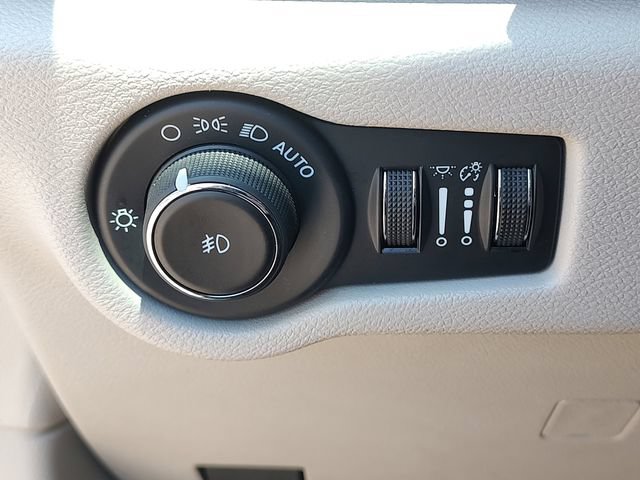 Used 2024 Chrysler Pacifica Touring-L FWD image 21