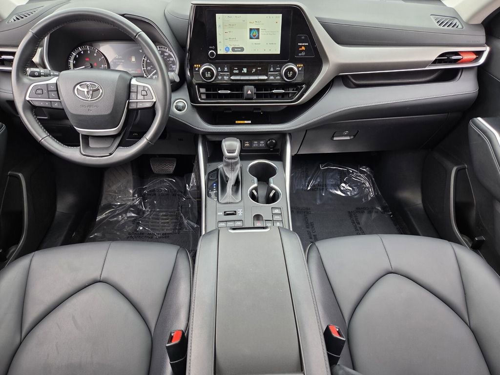 Used 2025 Toyota Highlander XLE image 8