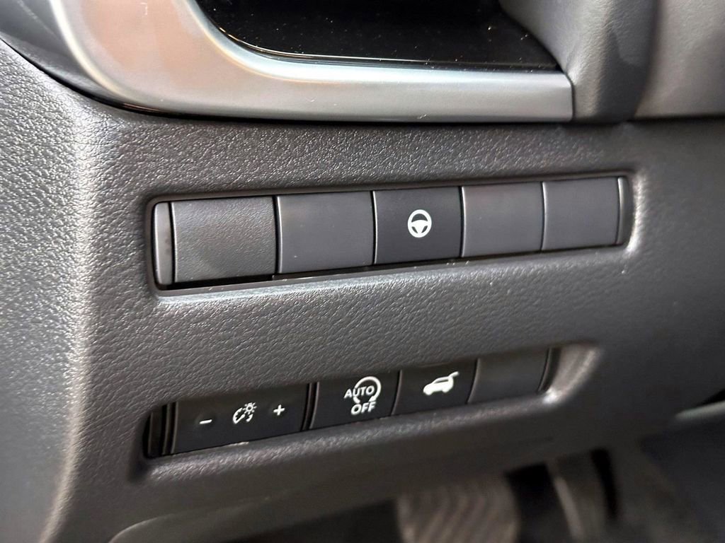 Certified 2025 Nissan Rogue SV image 21