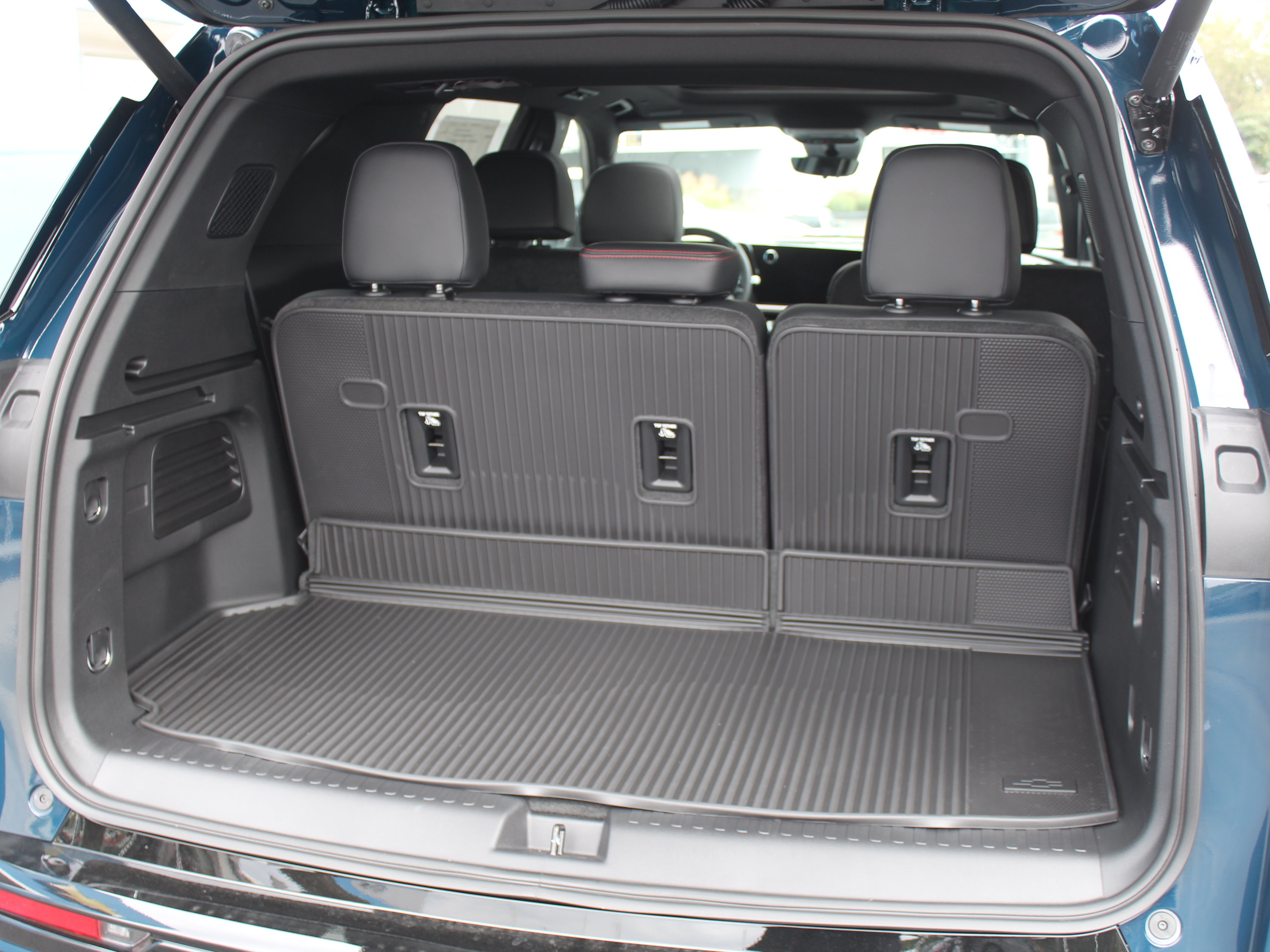 New 2027 Chevrolet Traverse RS w/ LPO, Floor Liner Package AWD/4WD image 22