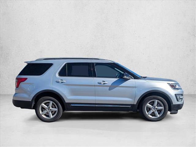 Used 2017 Ford Explorer XLT image 4
