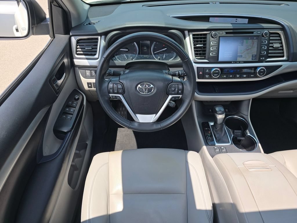 Used 2019 Toyota Highlander XLE AWD/4WD image 4