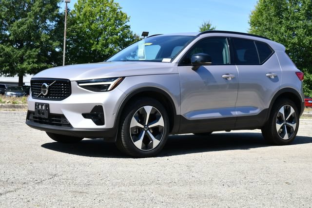 Certified 2026 Volvo XC40 B5 Plus AWD/4WD image 3
