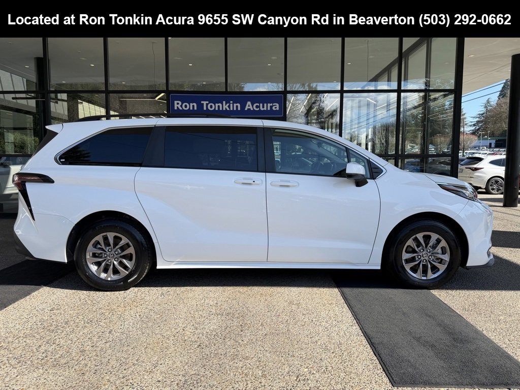 Used 2023 Toyota Sienna LE image 8