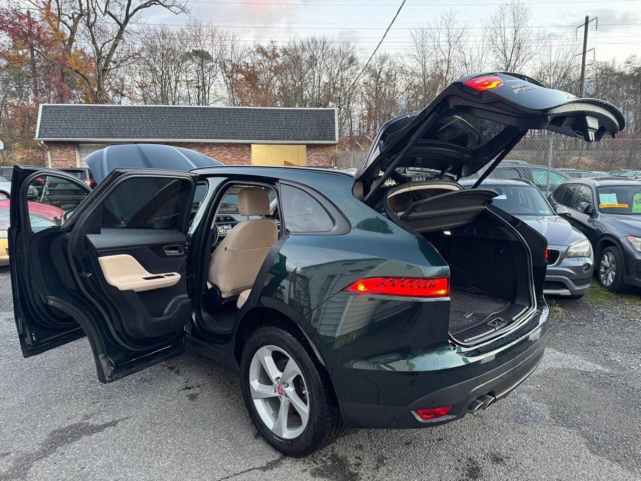 Used 2017 Jaguar F-PACE Premium image 10