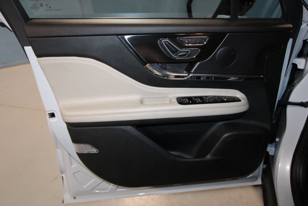 Used 2025 Lincoln Corsair AWD w/ Equipment Group 101A image 5